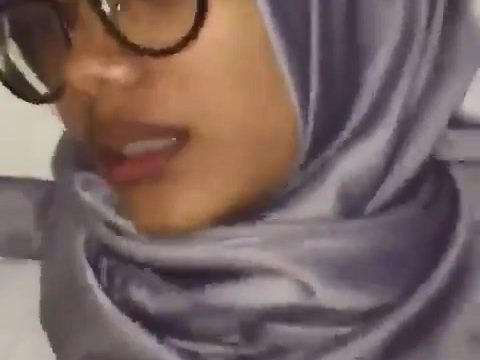 Hijaber Ungu Kacamata